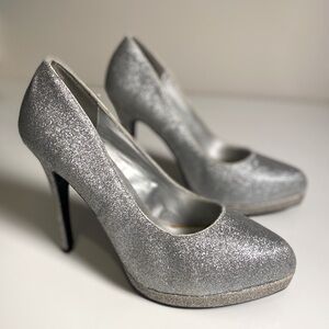 CLEARANCE Silver Glitter sparkly high heels 5” heel Delicious Brand size 9